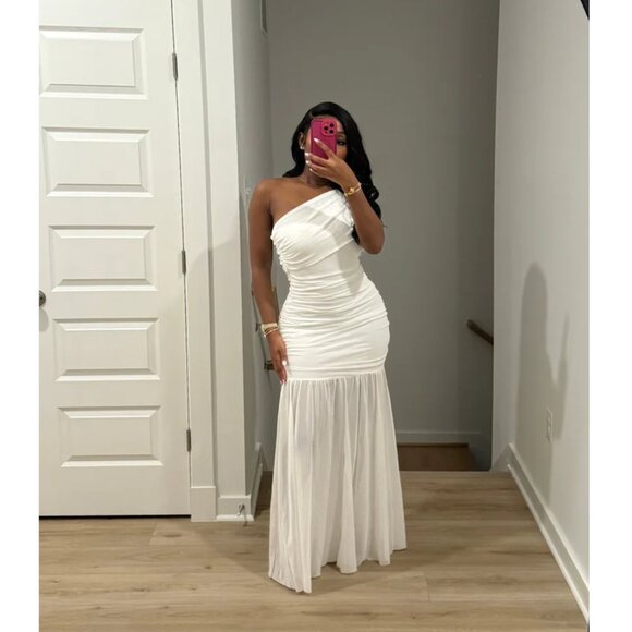 ELLIATT Vienna Ruched One-shoulder Gown in White Size X-Small - Picture 1 of 7